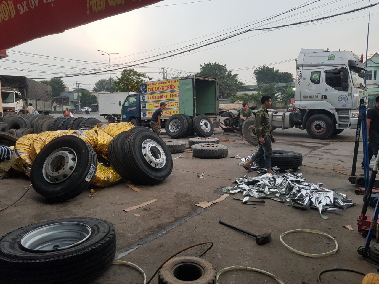 ĐỊA CHỈ VÁ VỎ XE Ô TÔ NGÀY- ĐÊM TẠI DĨ AN BÌNH DƯƠNG